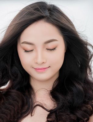 Đừng quên phấn mắt và son môi