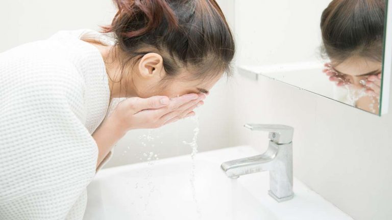 Cách chọn sữa rửa mặt trị mụn phù hợp với da