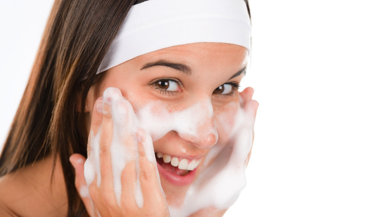 DA DẦU MỤN, NHẠY CẢM NÊN DÙNG SỮA RỬA MẶT NÀO?