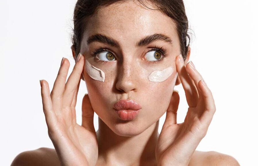 KEM CHỐNG NẮNG DƯỠNG ẨM KIỀM DẦU